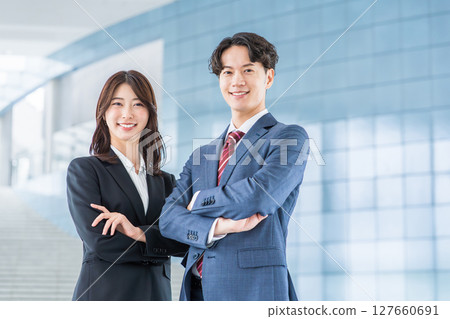 雙臂交叉的商務人士 雙臂交叉的商務人士 127660691