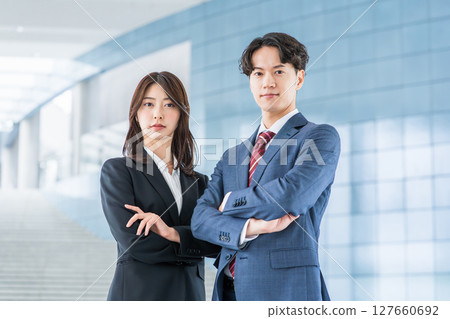 雙臂交叉的商務人士 127660692