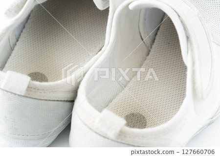 髒室內鞋內部的特寫 127660706