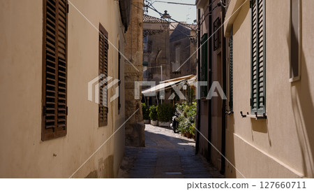 Narrow alley leading to restaurant in Tropea, Calabria 127660711