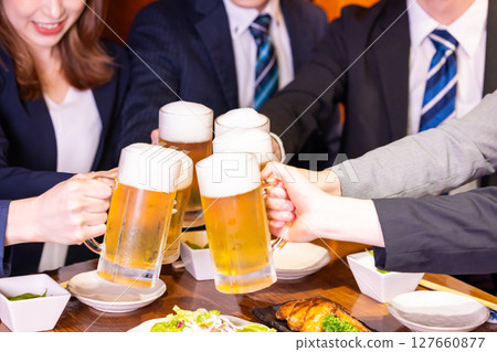 飲酒聚會：用啤酒舉杯 127660877