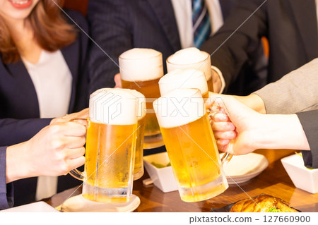 飲酒聚會：用啤酒舉杯 127660900