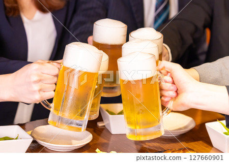 飲酒聚會：用啤酒舉杯 127660901