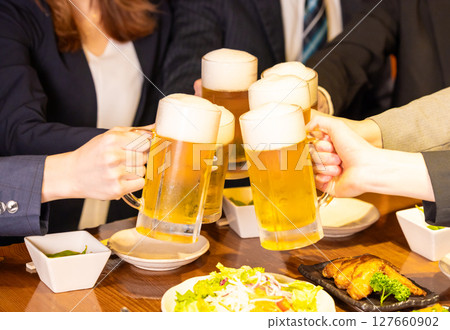 飲酒聚會：用啤酒舉杯 127660902