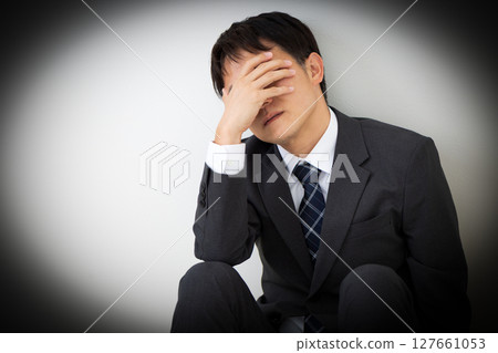 一位身穿西裝、患有憂鬱症的中年男性商人 127661053