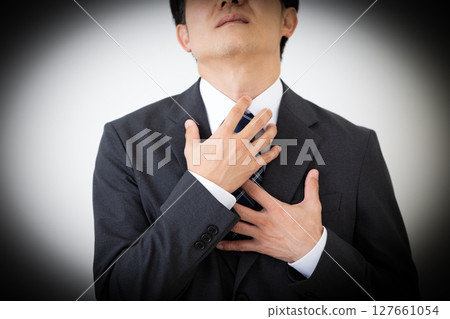 一位身穿西裝的中年男性商人患有胃灼熱 127661054