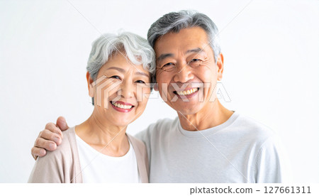 白色背景下擁抱的老年夫婦 白色背景下擁抱的老年夫婦 127661311