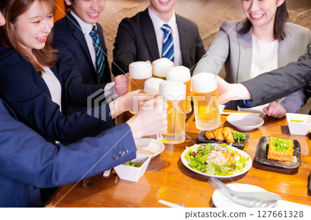 Drinking party: Toasting with beer 127661328