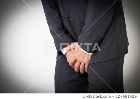 一名身著西裝的中年男性商人摀著褲襠痛苦不堪 127661429