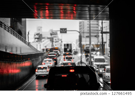 Rain tunnel, row of brake lights 127661495