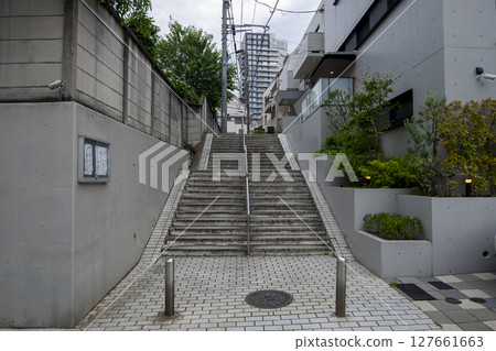 山丘小鎮：新宿區藍住町正寺旁的山路（階梯）與高層公寓大樓 127661663