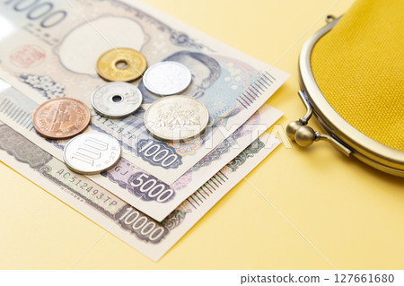 黃色背景中的日本貨幣和錢包 127661680