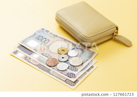黃色背景中的日本貨幣和錢包 127661723