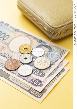 黃色背景中的日本貨幣和錢包 127661724