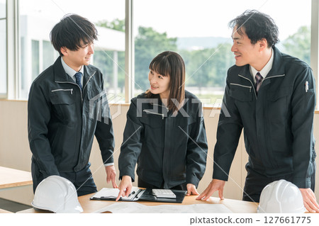 建築業男女商人身穿工作服開會 127661775