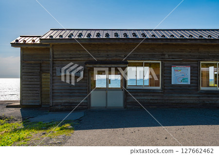 可以眺望大海的車站,五能線,馬木站。日本,青森縣,深浦市 可以眺望大海的車站,五能線,馬木站。日本,青森縣,深浦市 127662462
