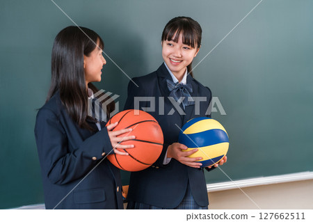 High school, junior high school, and elementary school girls in sports clubs holding basketball and volleyball 127662511