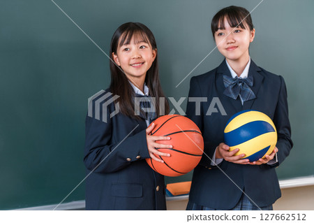 高中、國中和小學女生在體育俱樂部舉行籃球和排球 127662512