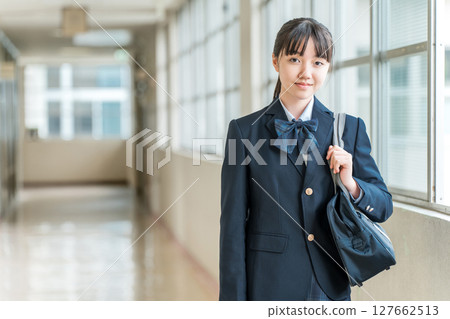 學校走廊上穿校服的國中生、高中生、小學生、女國中生、女高中生 127662513