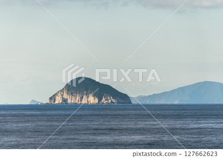 [Tokyo Kyushu Ferry bound for Mayu Shinmoji sails off the coast of Kashiwajima, Kochi Prefecture, Kabaojima] 127662623