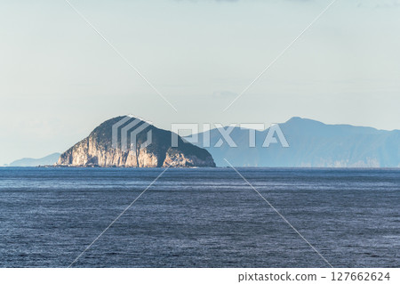 [Tokyo Kyushu Ferry bound for Mayu Shinmoji sails off the coast of Kashiwajima, Kochi Prefecture, Kabaojima] 127662624