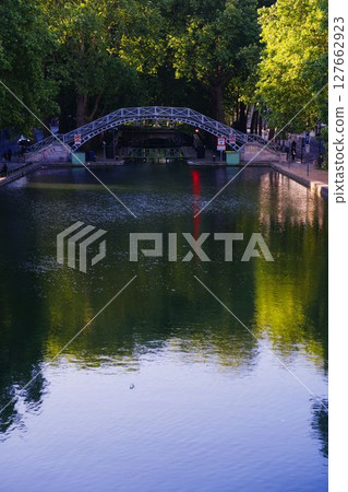清晨的巴黎聖馬丁運河 127662923