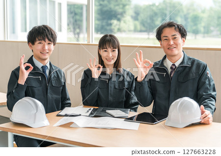 Work clothes sitting in the office, businessmen and women in work clothes (ok, like, good) 127663228