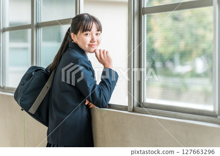 國中生、高中生、小學生、女國中生、女高中生穿著制服在學校走廊向窗外望去 國中生、高中生、小學生、女國中生、女高中生穿著制服在學校走廊向窗外望去 127663296