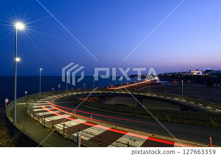 Sea bridge and loop bridge 127663359