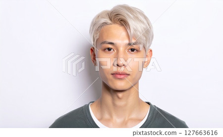 一位 20 多歲的韓國偶像般的男子盯著鏡頭 127663616