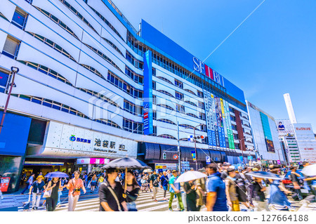 六月的日本東京城市景觀。池袋站東口等地的景色。 =22日 127664188