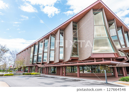 石川縣金澤市陽光明媚的石川縣立圖書館 127664546