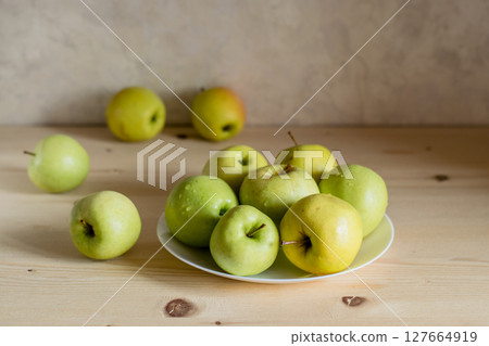 The apples in the center of the plate emphasize the harmony of the light interior. The apples in the center of the plate emphasize the harmony of the light interior. 127664919