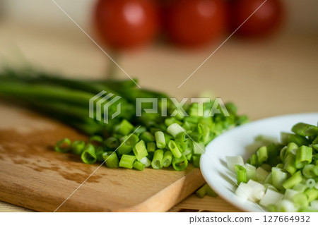 Leaf onion on the board appears fresh and rich. Leaf onion on the board appears fresh and rich. 127664932