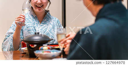 一對夫婦在宴會上用香檳和氣泡酒舉杯慶祝 一對夫婦在宴會上用香檳和氣泡酒舉杯慶祝 127664970