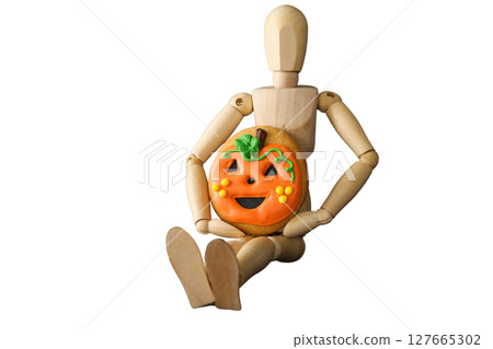 Wooden figure with a happy cookie, isolated on white, PNG Wooden figure with a happy cookie, isolated on white, PNG 127665302