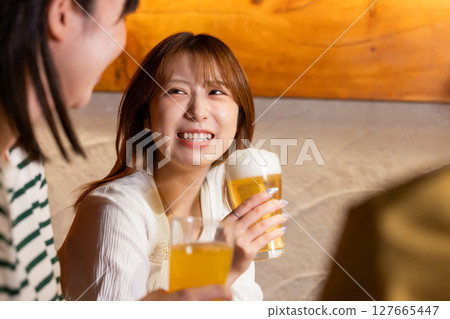 女子聚會上喝酒的女性 127665447