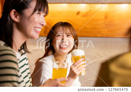 女子聚會上喝酒的女性 127665478