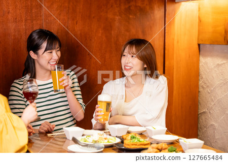 女子聚會上喝酒的女性 127665484