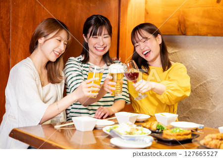 婦女聚會：婦女們舉杯慶祝各種飲料 127665527