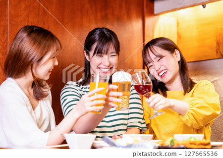 婦女聚會：婦女們舉杯慶祝各種飲料 127665536
