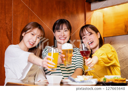 Women's party: Women toasting with various drinks 127665648