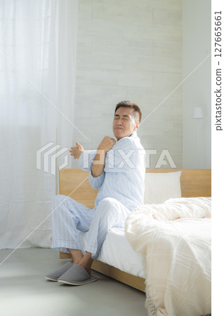 老人在臥室醒來,精神飽滿 老人在臥室醒來,精神飽滿 127665661