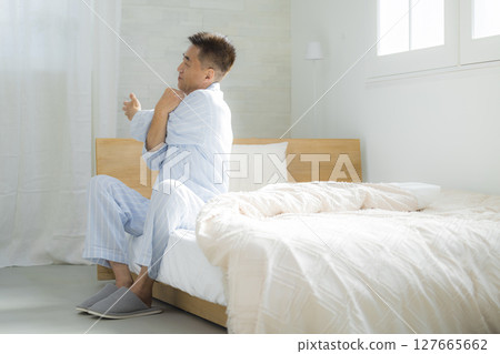 老人在臥室醒來,精神飽滿 老人在臥室醒來,精神飽滿 127665662