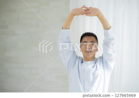 老人在臥室醒來,精神飽滿 老人在臥室醒來,精神飽滿 127665669