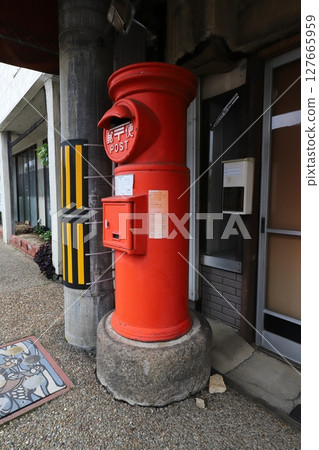 鳥取縣倉吉市圓形郵筒風景(Kaita Cosmetics 前) 鳥取縣倉吉市圓形郵筒風景(Kaita Cosmetics 前) 127665959