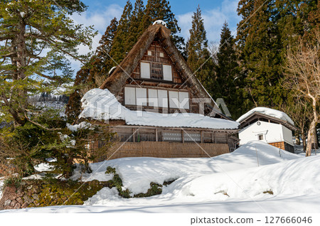 Snow-covered Ainokura Gassho-style Village 127666046
