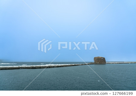 從北海道網走市的流冰觀光破冰船「極光號」上眺望網走川河口 從北海道網走市的流冰觀光破冰船「極光號」上眺望網走川河口 127666199