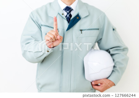 一位身穿綠色工作服、用食指指著的中年男性商人 127666244