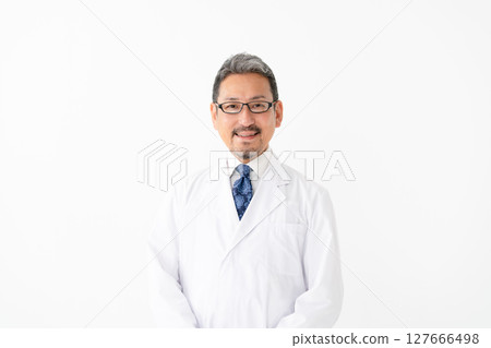 一個男人在白色的肖像 127666498
